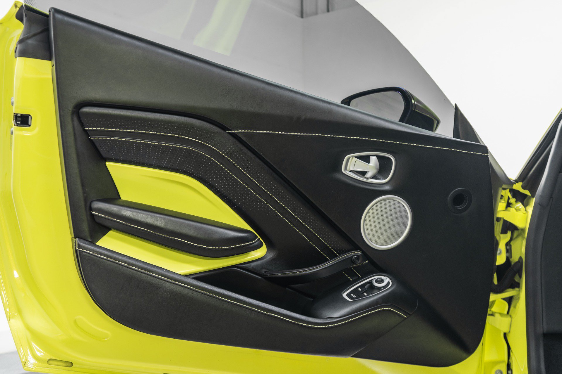 Used 2019 Aston Martin V8 Vantage Coupe RWD image 33
