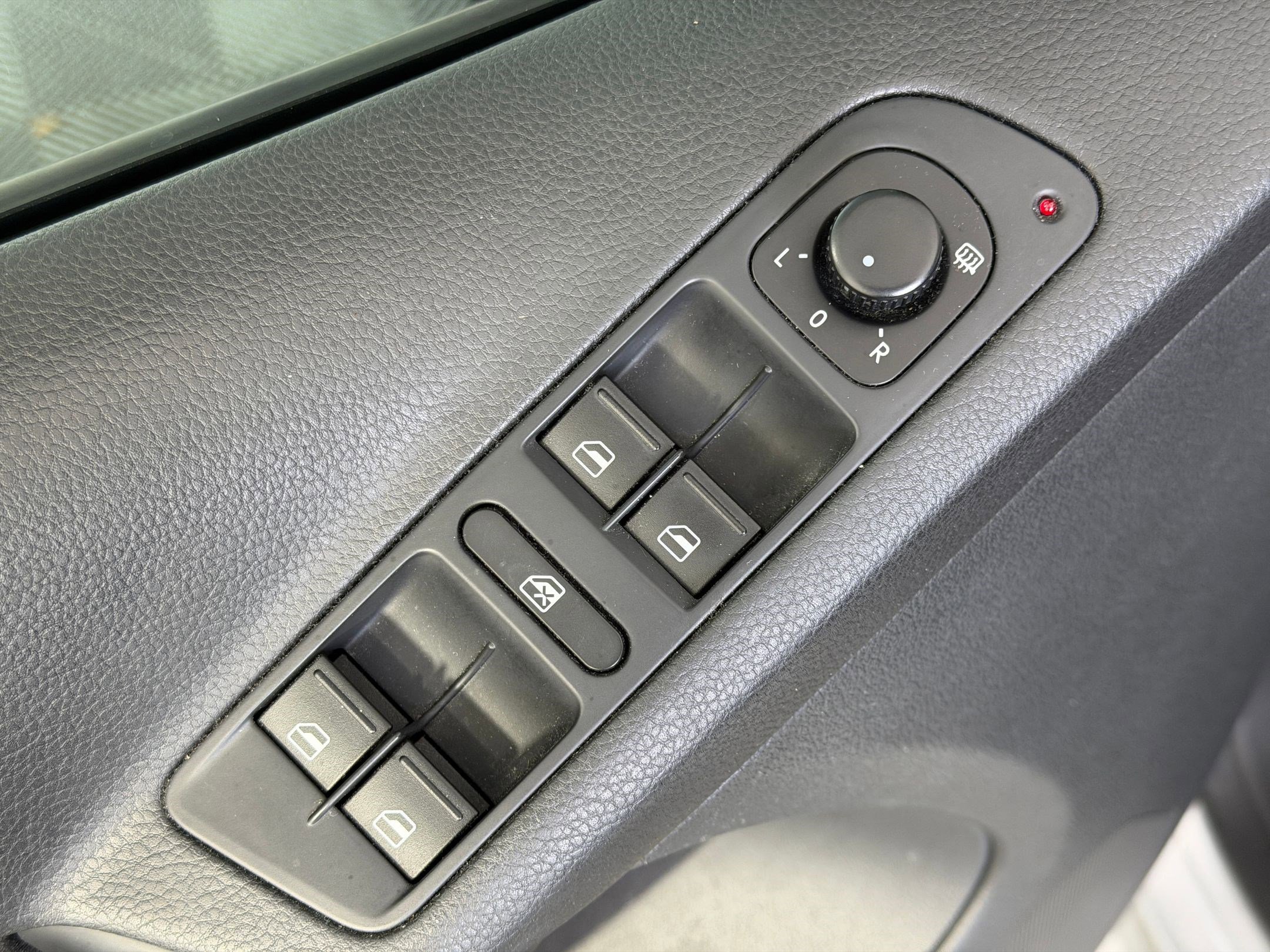 Used 2014 Volkswagen Tiguan S image 12