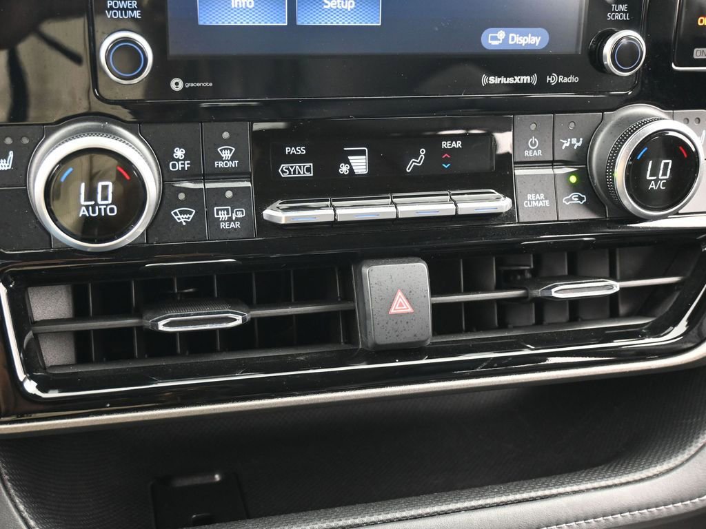 Used 2021 Toyota Highlander XLE FWD image 20