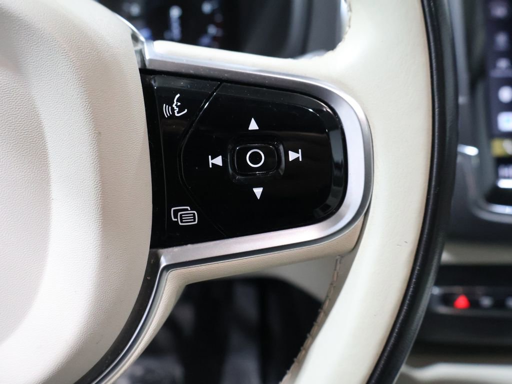 Used 2020 Volvo XC90 T6 Momentum image 37