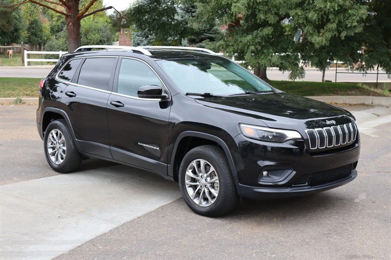 Used 2019 Jeep Cherokee Latitude Plus w/ Cold Weather Group AWD/4WD image 3