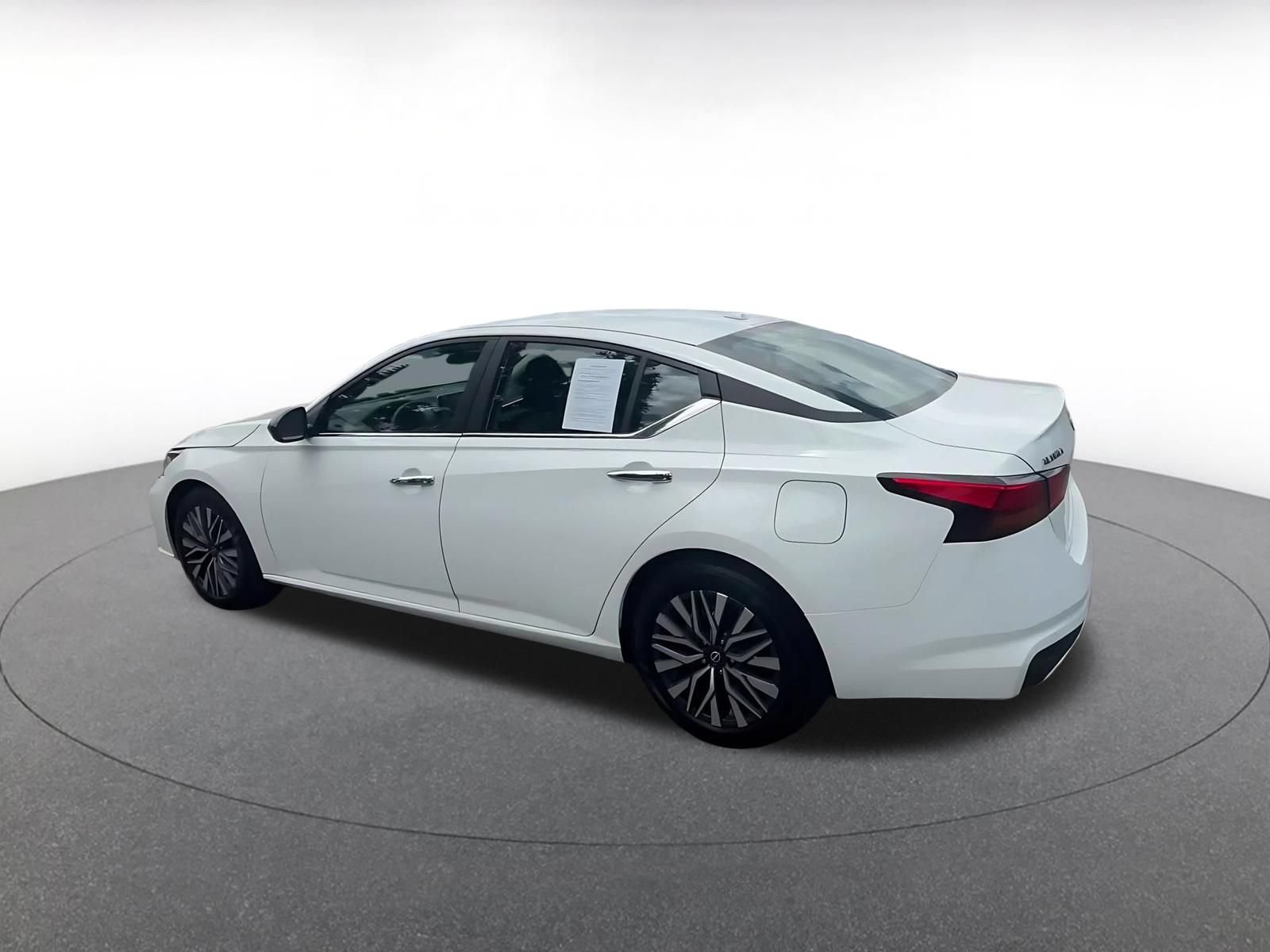 Used 2025 Nissan Altima 2.5 SV FWD image 10