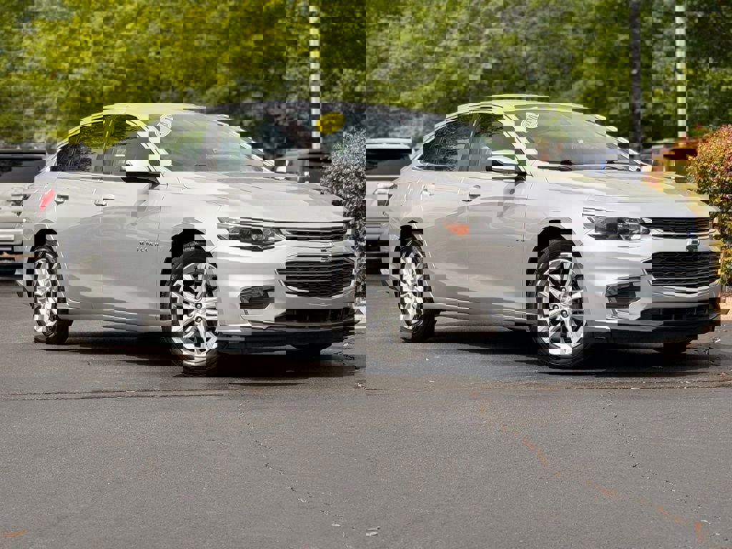 Used 2018 Chevrolet Malibu LT image 2