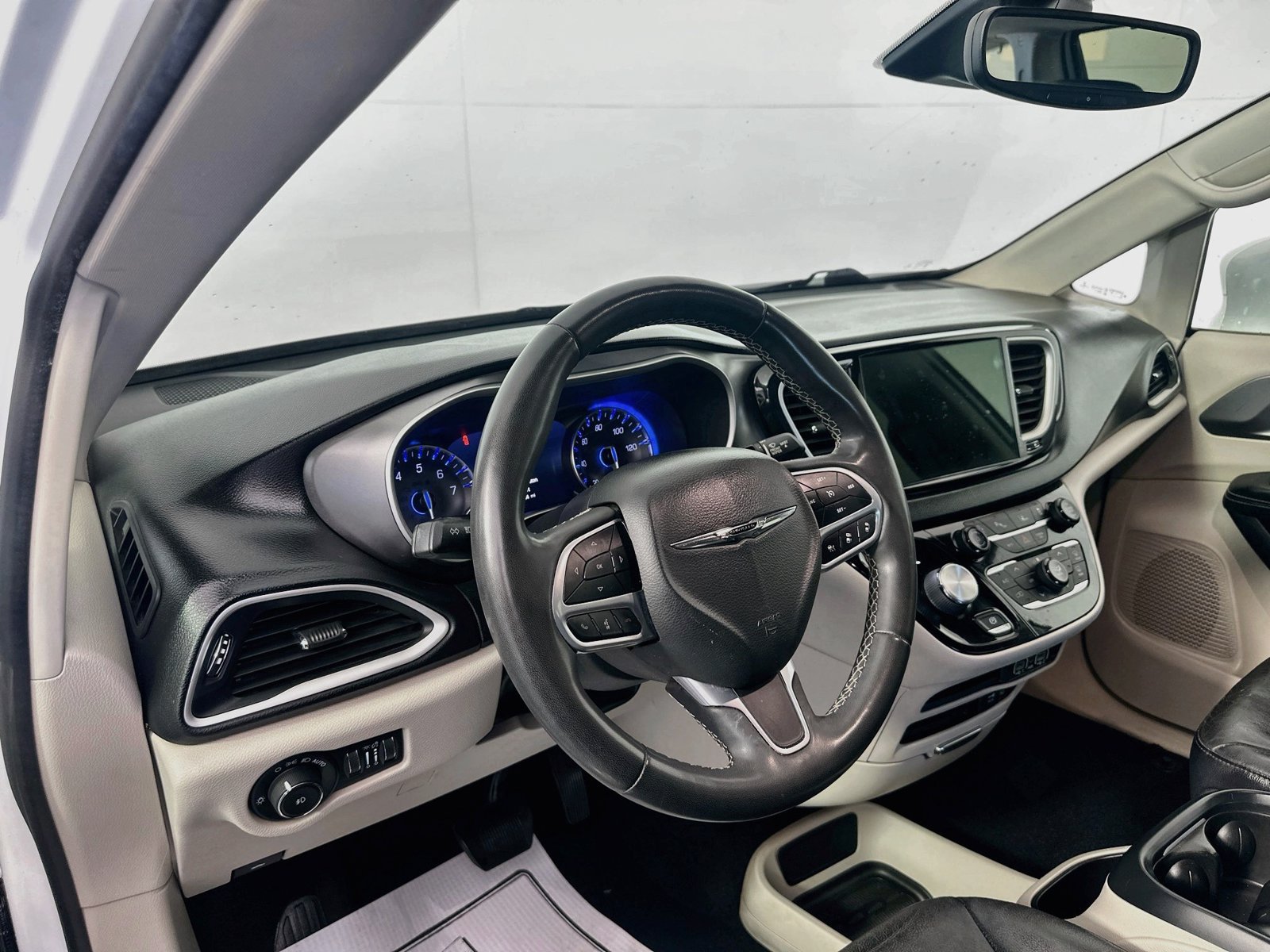 Used 2022 Chrysler Pacifica Touring-L FWD image 7