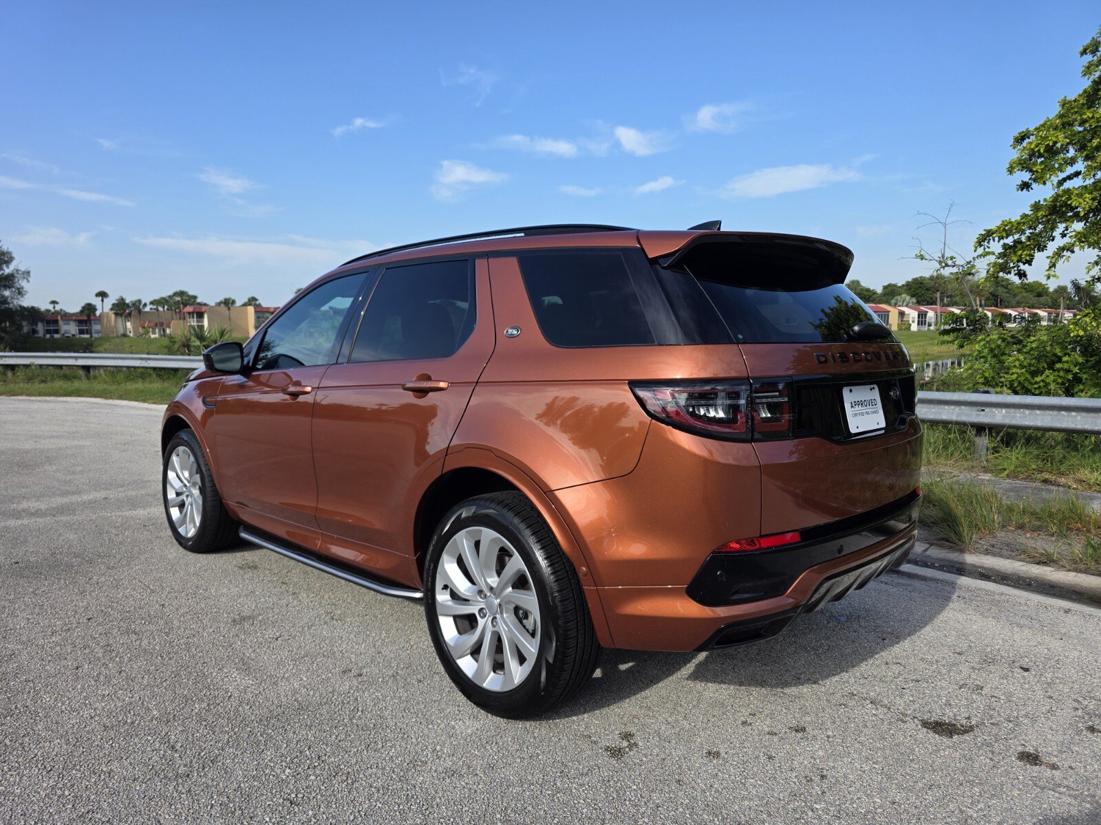 Certified 2022 Land Rover Discovery Sport SE R-Dynamic AWD/4WD image 2