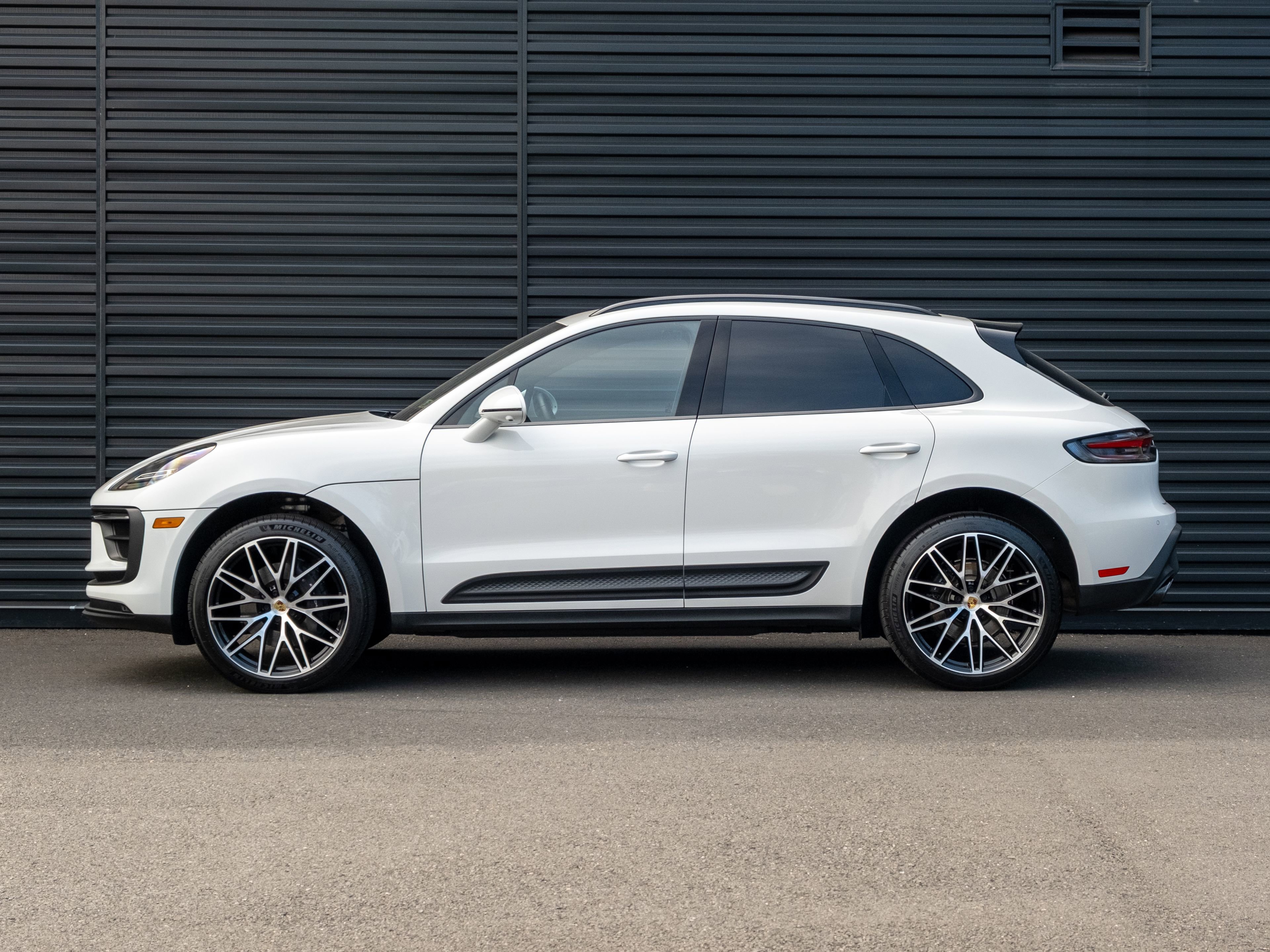 Certified 2026 Porsche Macan AWD/4WD image 2