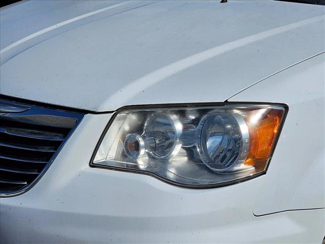 Used 2015 Chrysler Town & Country Touring FWD image 7