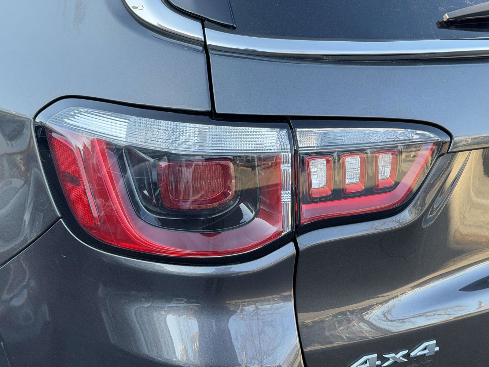 Used 2018 Jeep Compass Latitude w/ Popular Equipment Group image 11