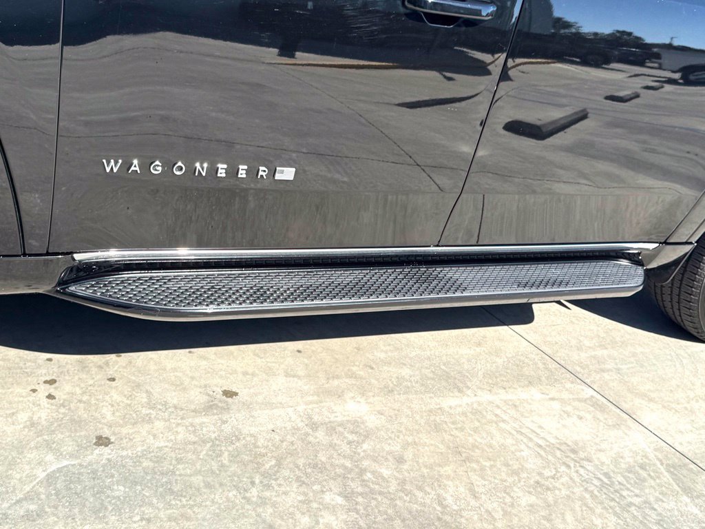 Used 2025 Jeep Wagoneer L Series II w/ 8-pass Seating Package AWD/4WD image 10
