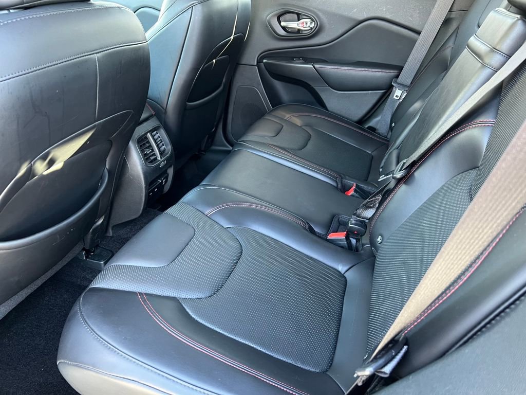 Used 2019 Jeep Cherokee Trailhawk image 12