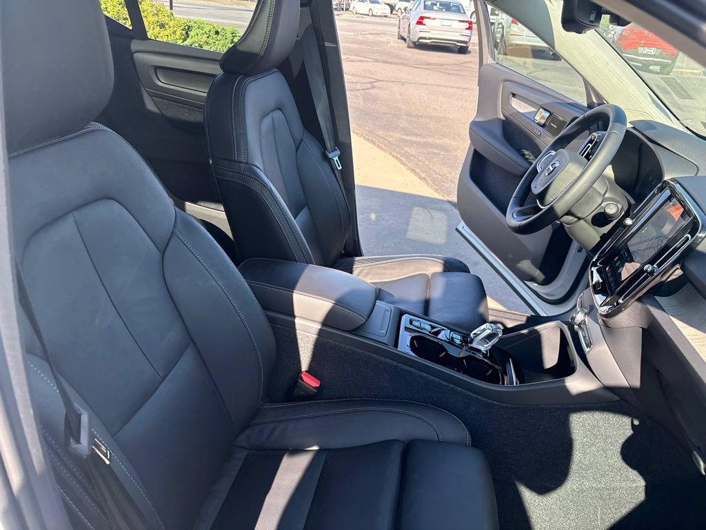 Certified 2024 Volvo XC40 B5 Plus w/ Protection Package Premier AWD/4WD image 36