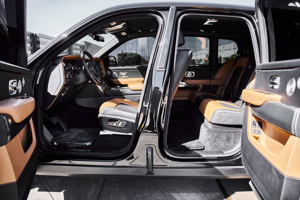 Used 2022 Rolls-Royce Cullinan Black Badge w/ Dark Exterior Package AWD/4WD image 32