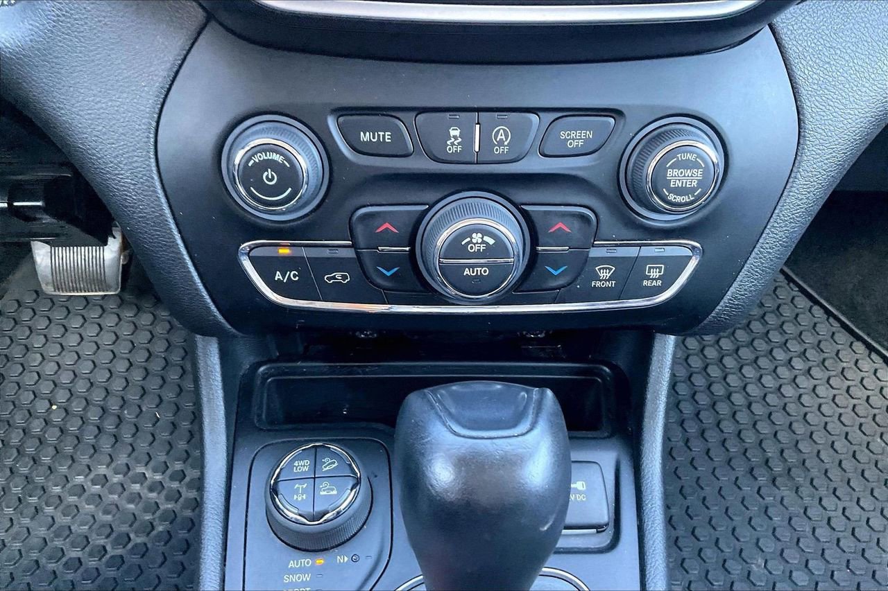 Used 2019 Jeep Cherokee Trailhawk w/ Comfort/Convenience Group image 18