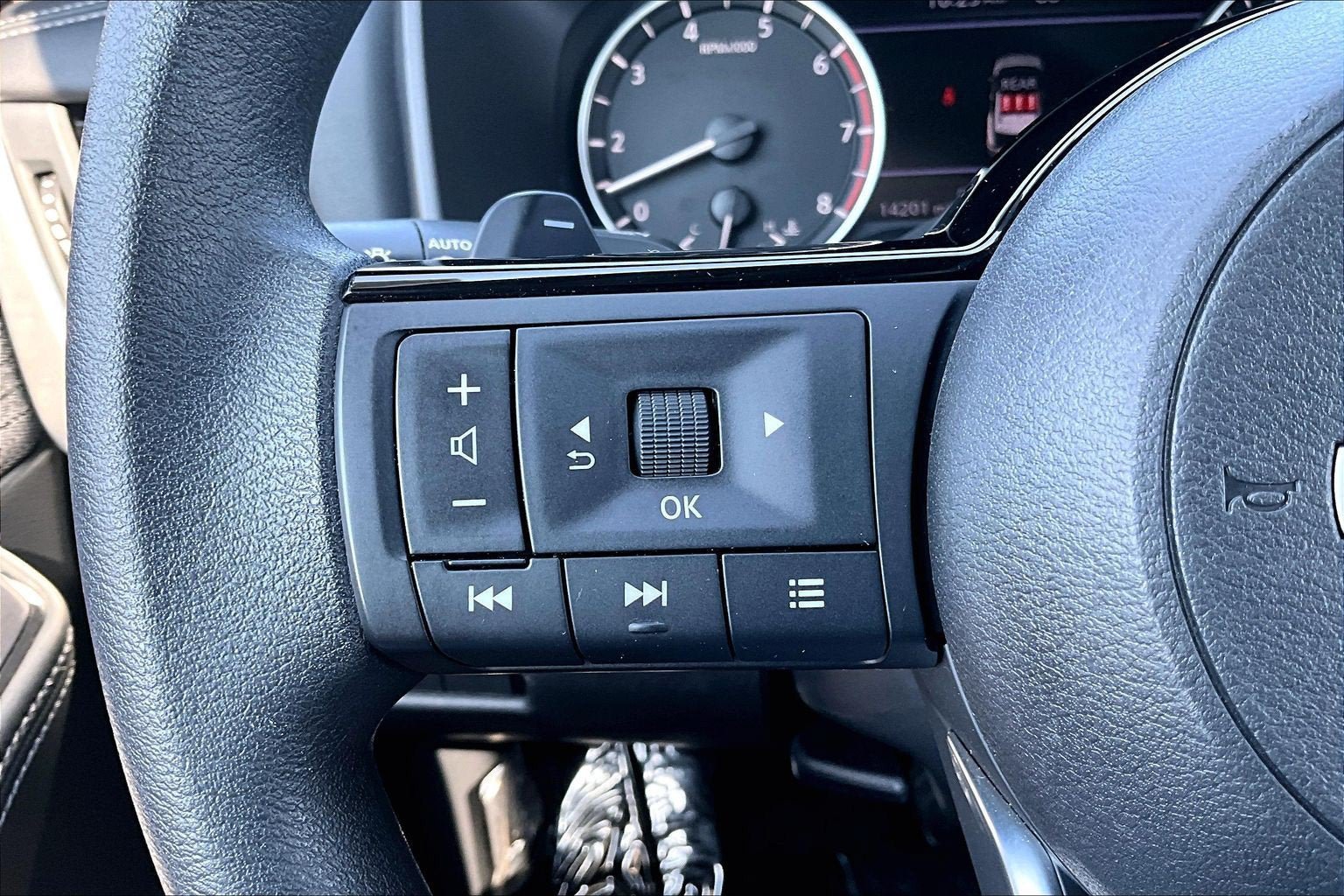 Used 2023 Nissan Rogue SV AWD/4WD image 17