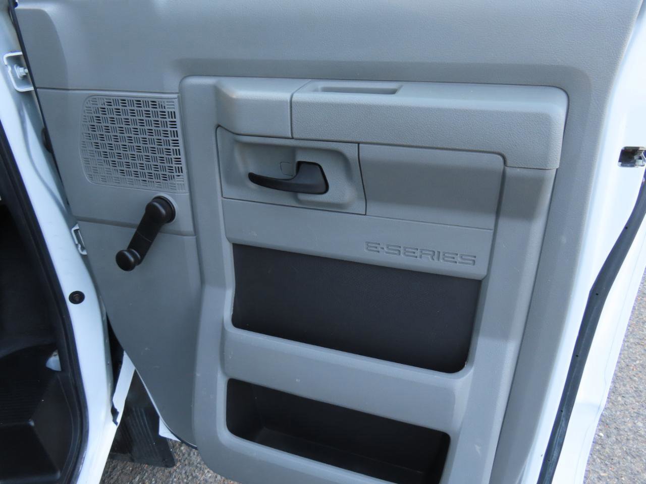 Used 2014 Ford E-150 and Econoline 150 RWD image 9