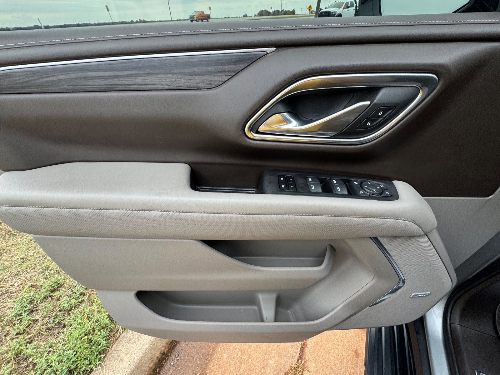 Used 2023 GMC Yukon XL SLT w/ SLT Luxury Package image 12