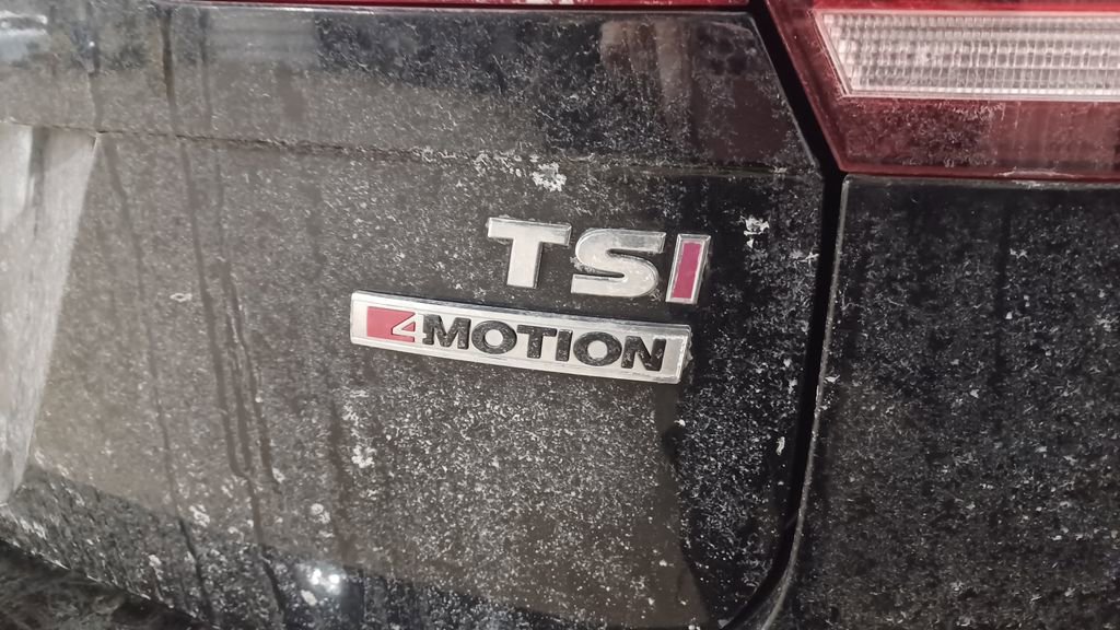 Used 2018 Volkswagen Tiguan SE w/ Panoramic Sunroof Package image 3