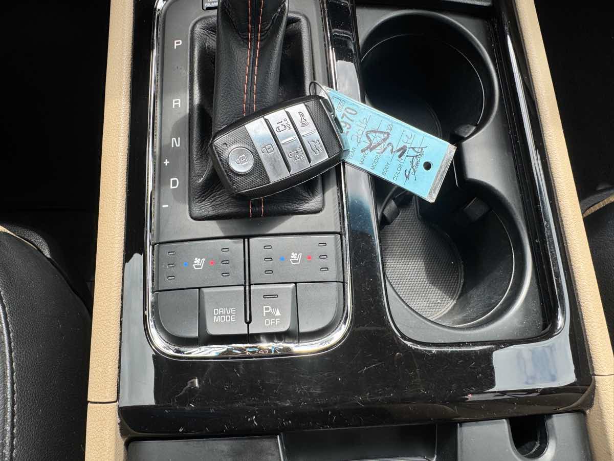 Used 2016 Kia Sedona SX FWD image 52