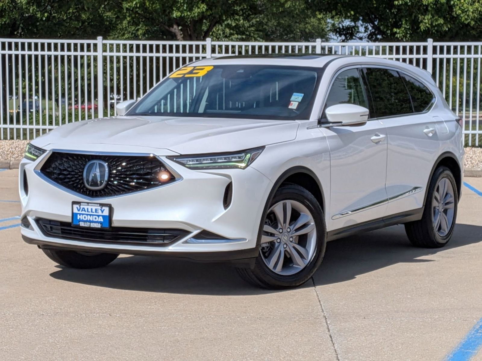 Used 2023 Acura MDX SH-AWD image 2