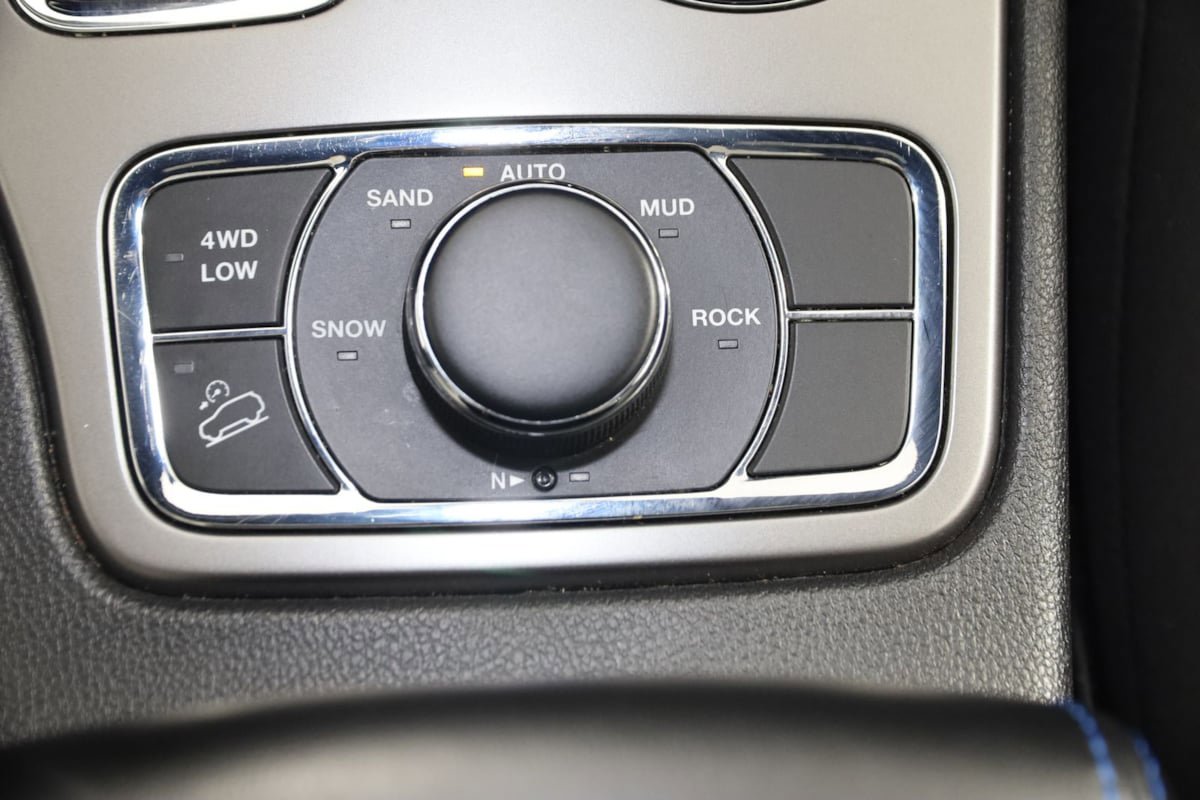 Used 2019 Jeep Grand Cherokee Laredo AWD/4WD image 30