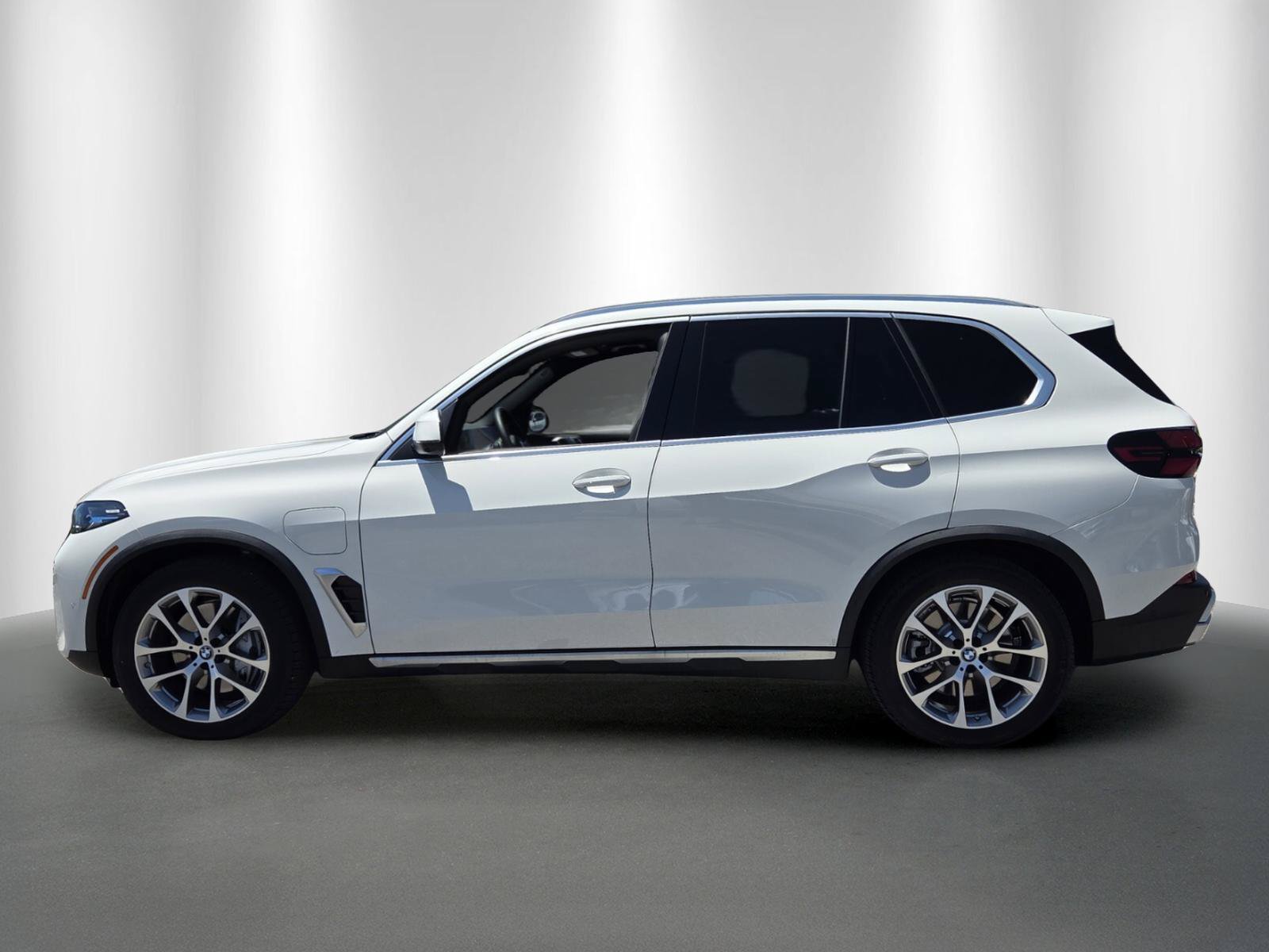 Certified 2026 BMW X5 xDrive50e w/ Executive Package AWD/4WD image 4