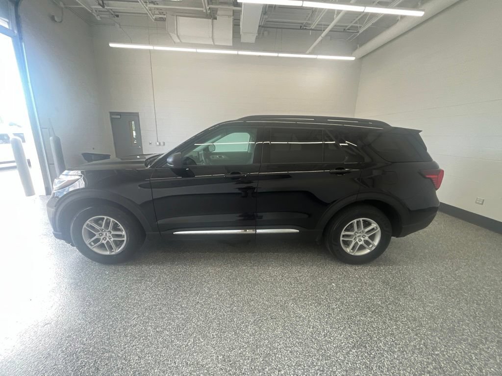 Used 2025 Ford Explorer Active AWD/4WD image 2