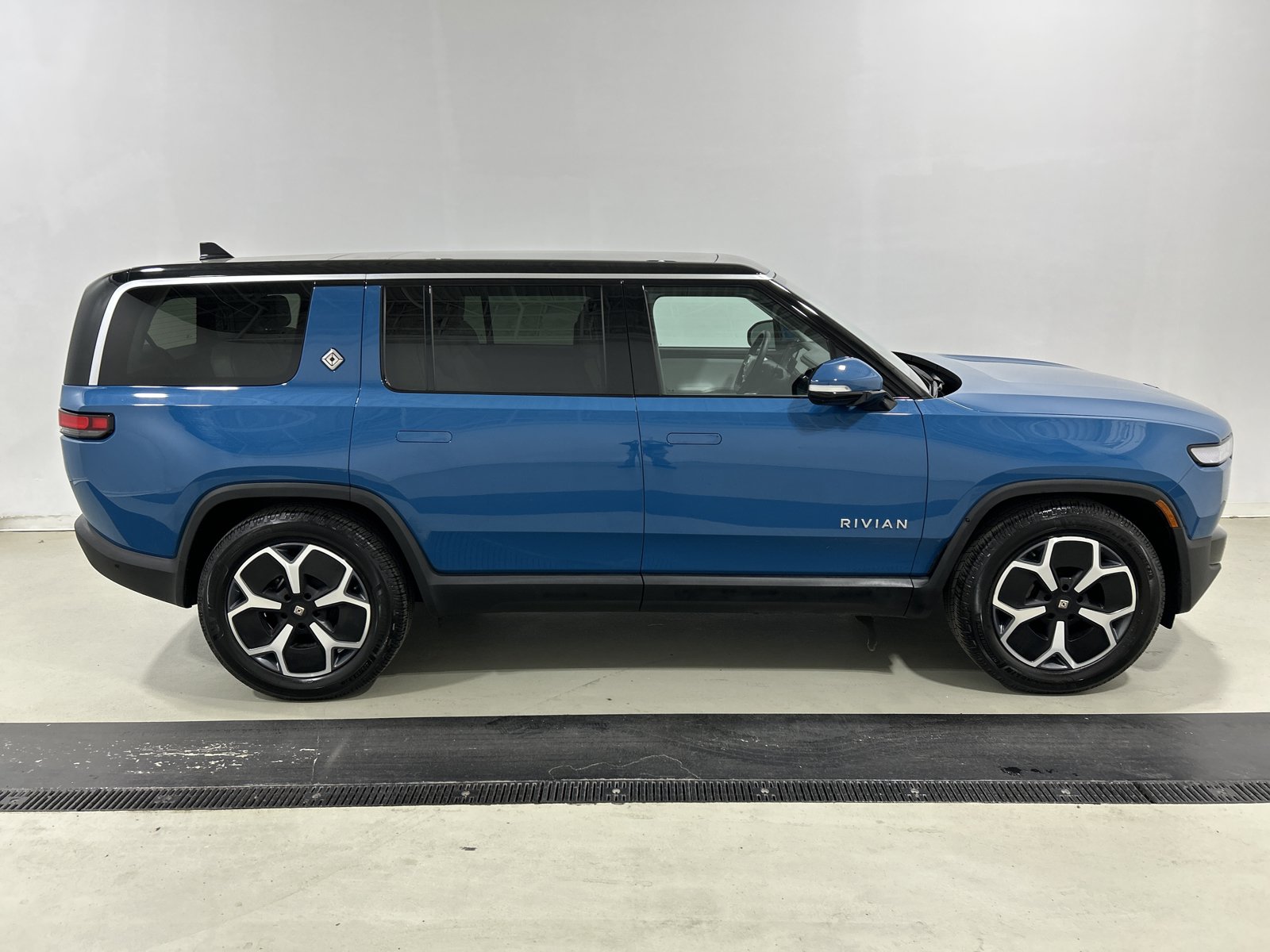 Used 2024 Rivian R1S Adventure AWD/4WD image 6