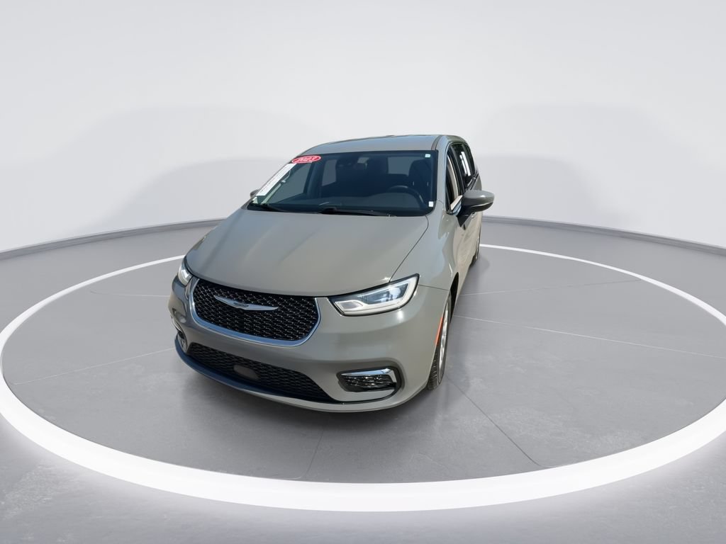 Used 2023 Chrysler Pacifica Touring-L FWD image 3