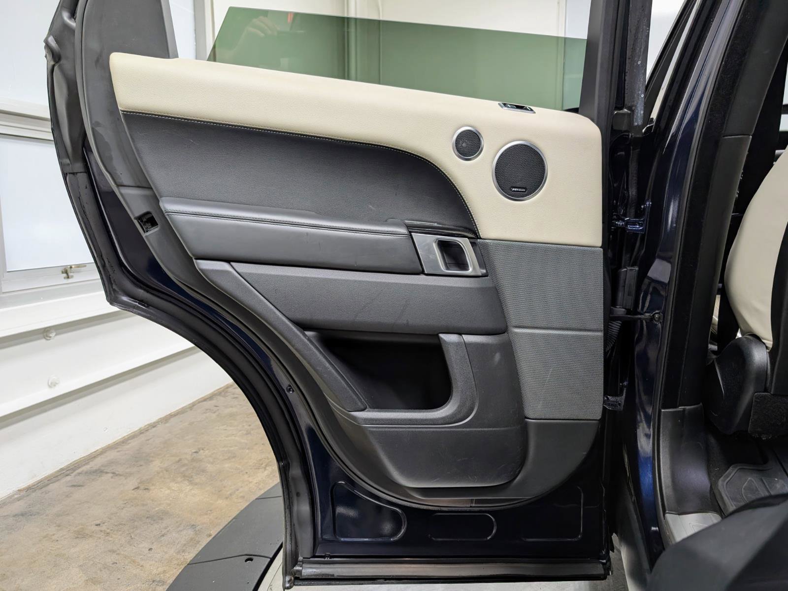 Used 2020 Land Rover Range Rover Sport HSE image 17