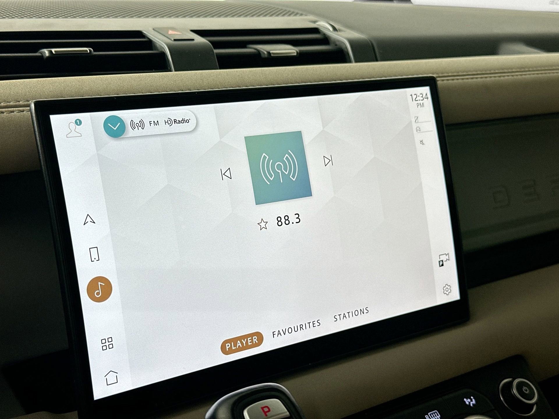 Used 2023 Land Rover Defender 130 SE image 16