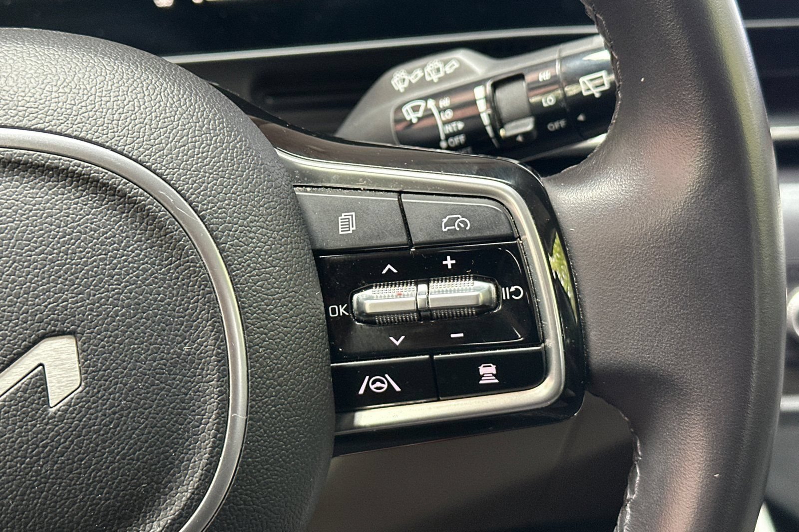 Used 2025 Kia Carnival FWD image 34