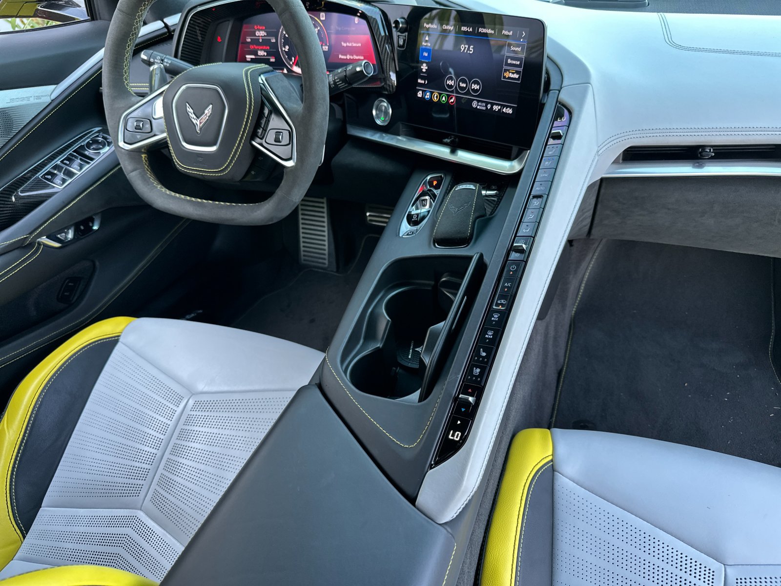 Used 2022 Chevrolet Corvette Stingray Premium Conv w/ Z51 Performance Package RWD image 13