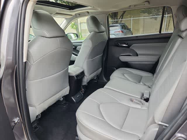 Used 2022 Toyota Highlander XLE AWD/4WD image 17