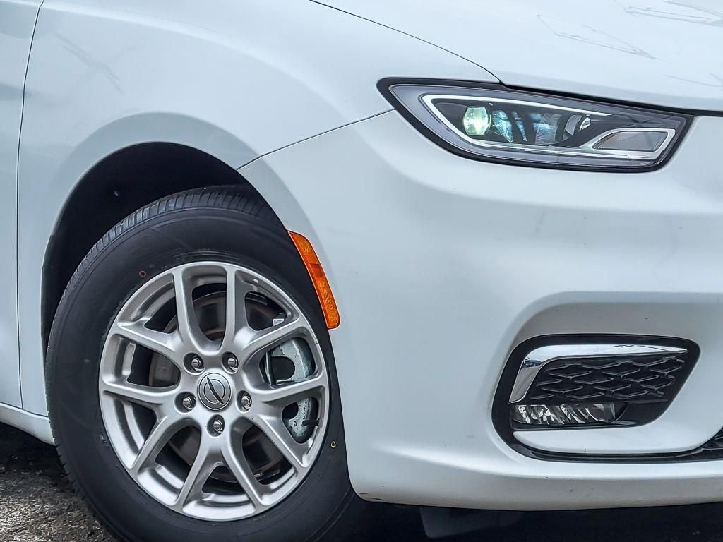 Used 2023 Chrysler Pacifica Touring-L image 4