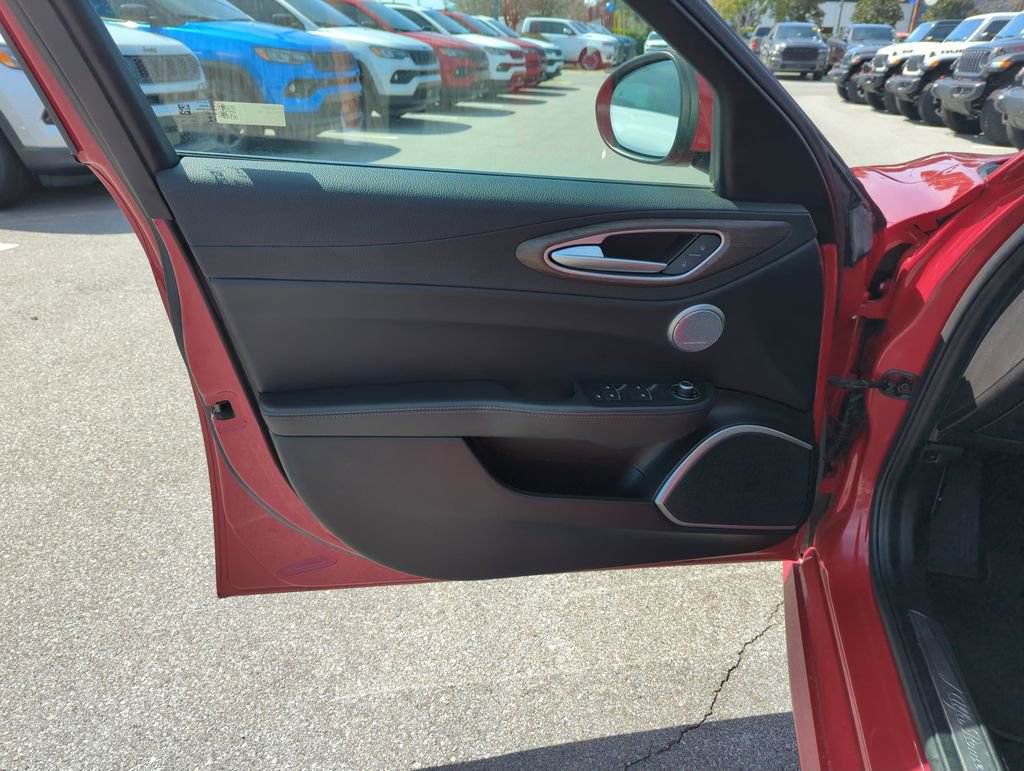 Used 2019 Alfa Romeo Giulia Ti image 18