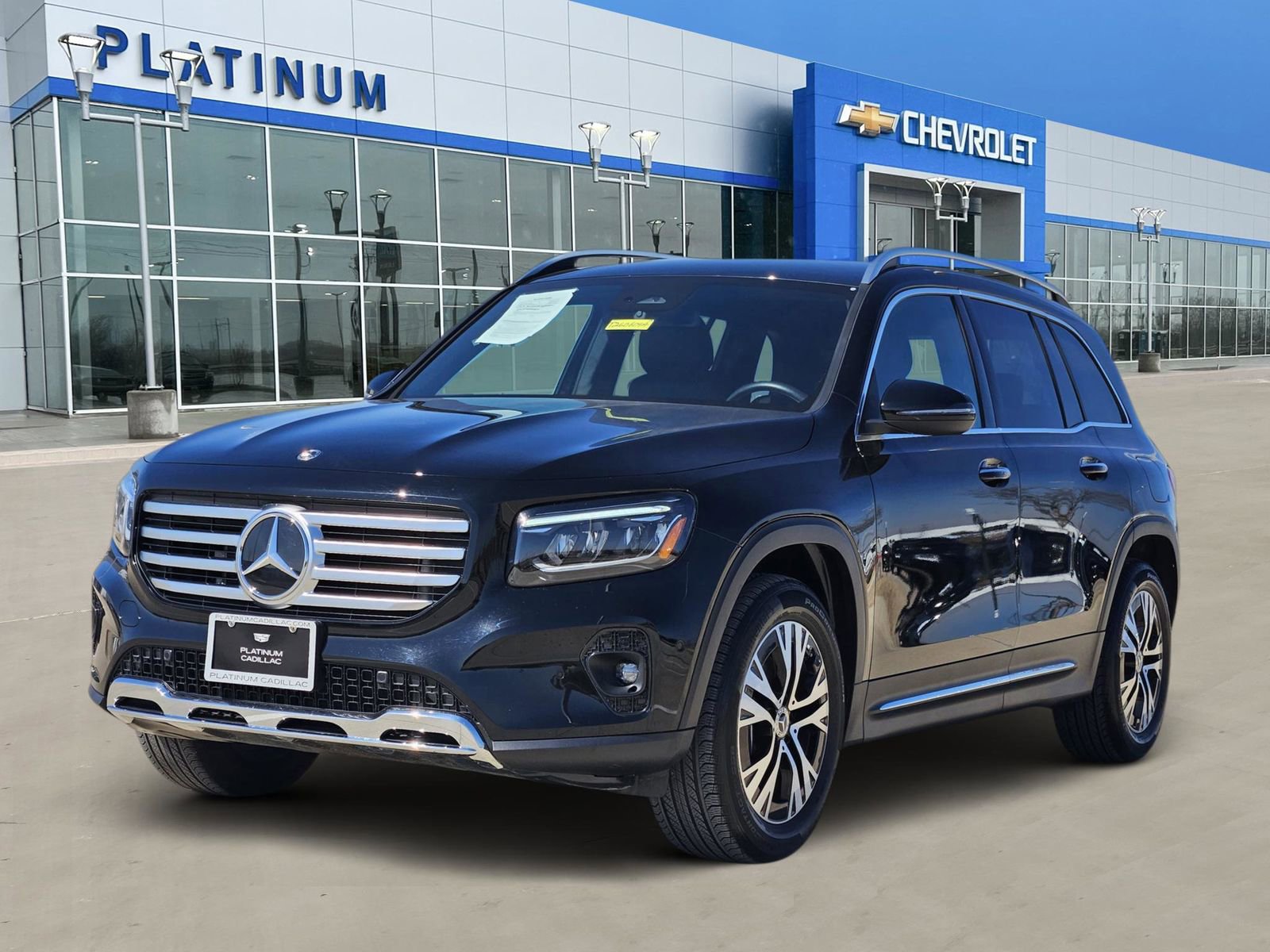 Used 2025 Mercedes-Benz GLB 250 4MATIC image 2