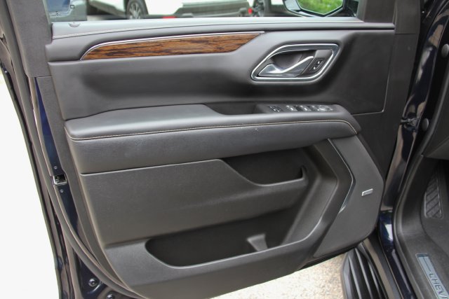 Used 2023 Chevrolet Suburban Premier AWD/4WD image 17
