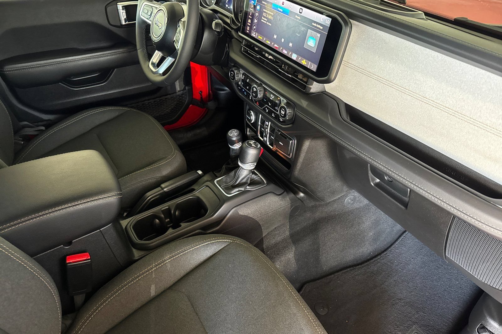 Used 2025 Jeep Wrangler Unlimited Sahara w/ Safety Group AWD/4WD image 16