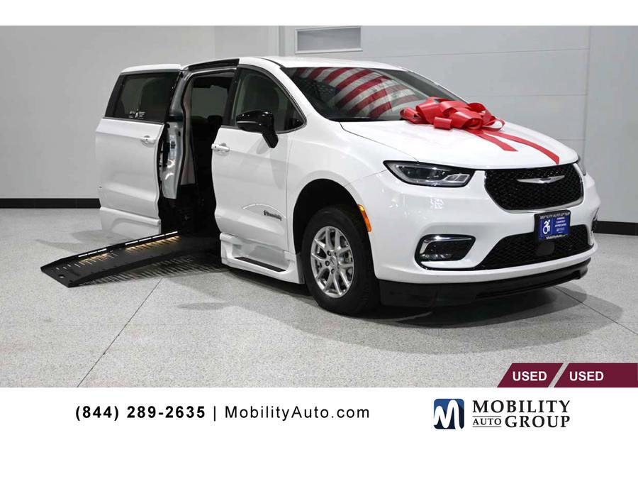 Used 2024 Chrysler Pacifica Touring-L