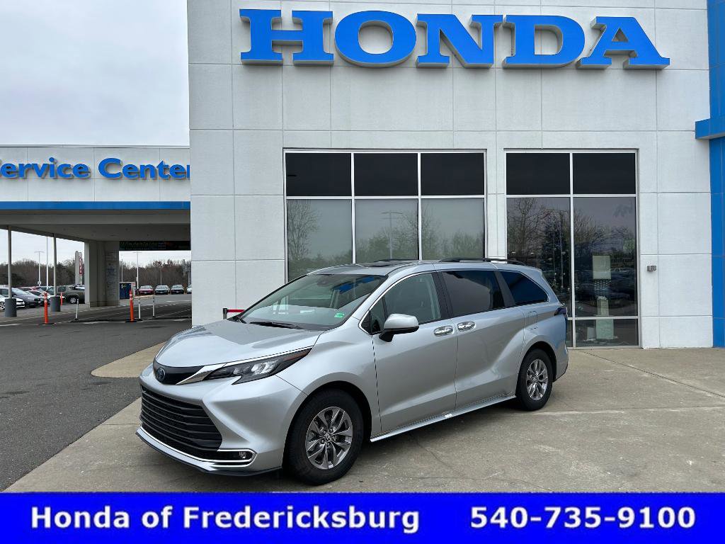 Used 2024 Toyota Sienna XLE image 1