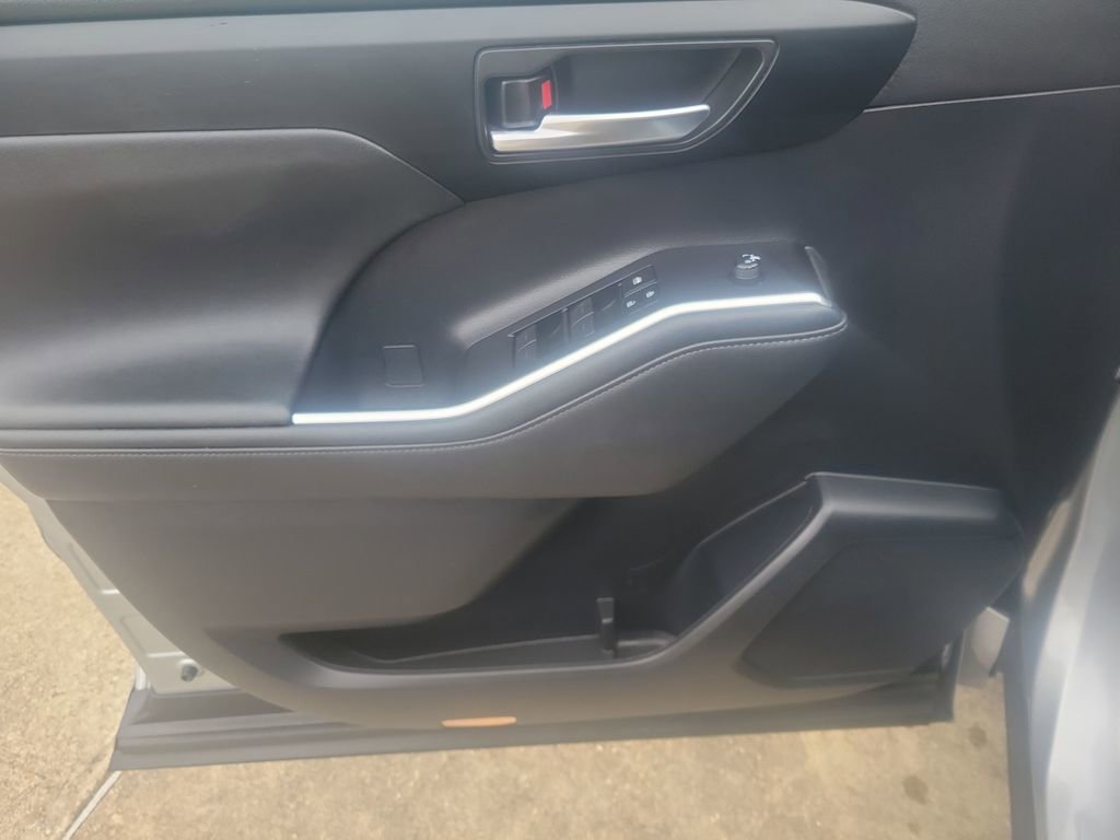 Used 2023 Toyota Highlander XLE image 13