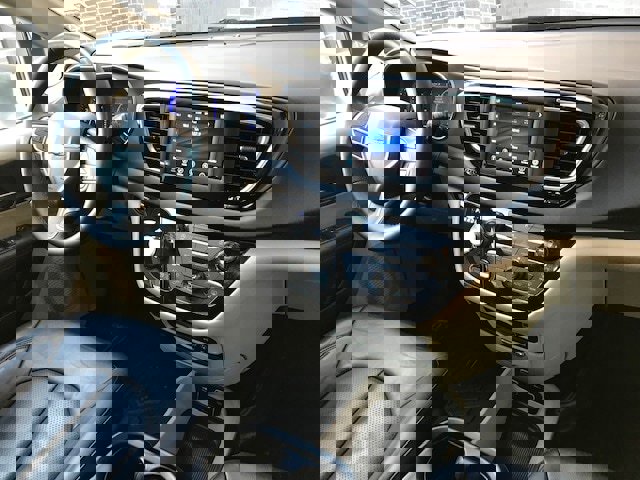 Used 2018 Chrysler Pacifica Touring-L image 9