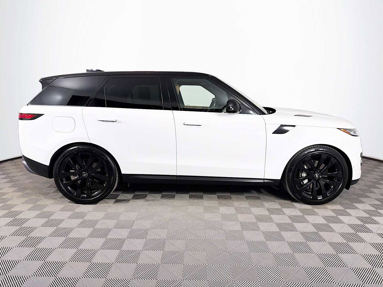 Used 2025 Land Rover Range Rover Sport SE image 4