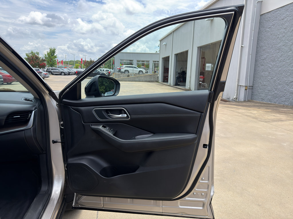 Used 2025 Nissan Rogue Platinum AWD/4WD image 18