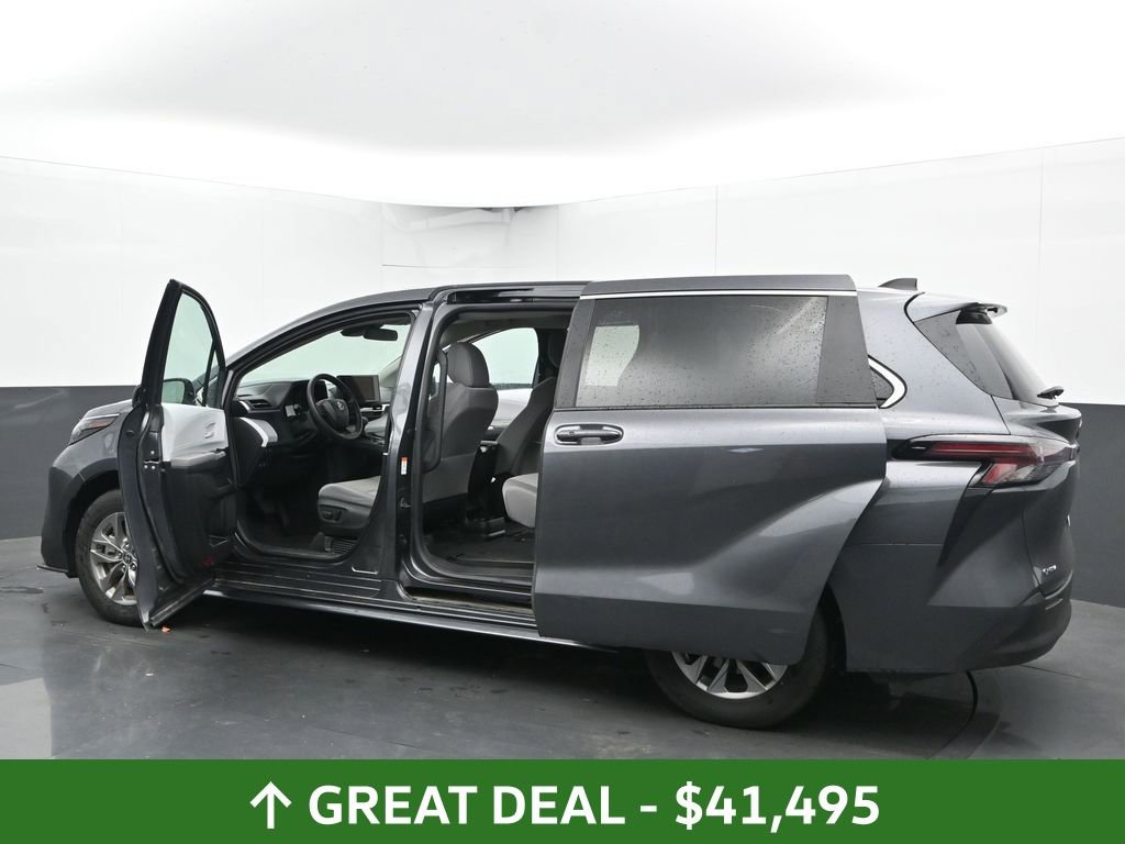Used 2025 Toyota Sienna LE image 54