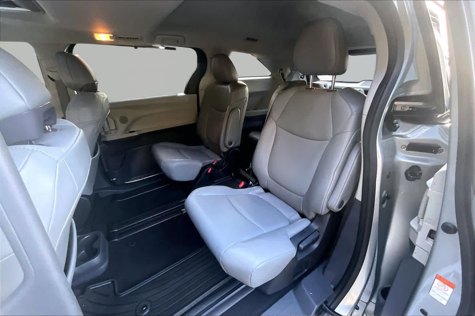 Certified 2023 Toyota Sienna XLE FWD image 21
