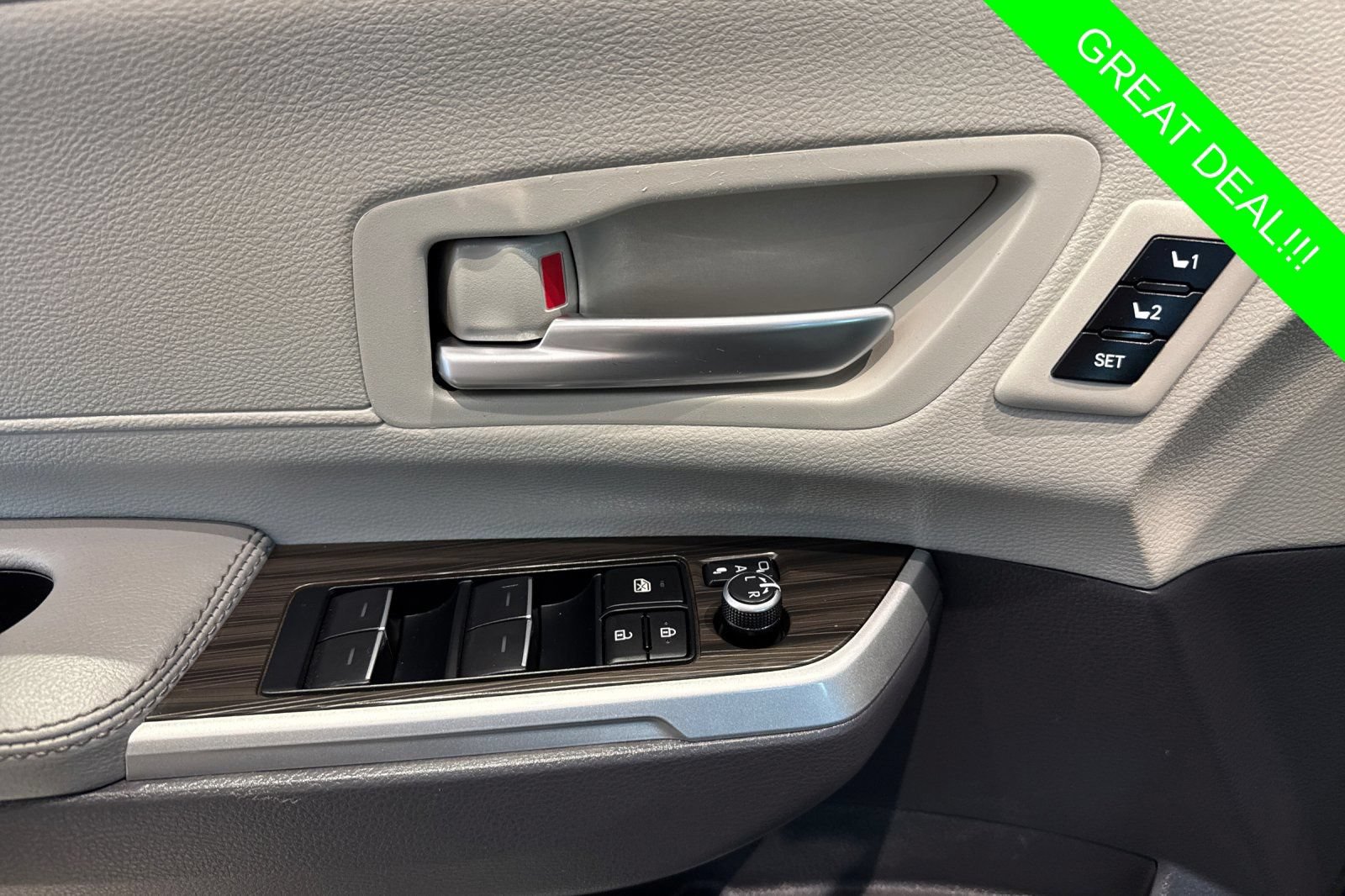 Certified 2023 Toyota Sienna Limited FWD image 11