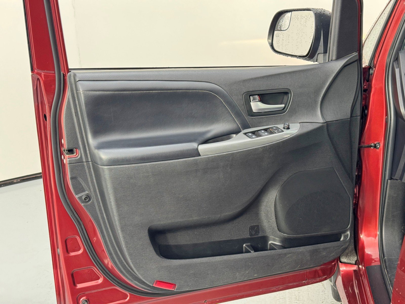 Used 2019 Toyota Sienna SE w/ Carpet Mat Package FWD image 38