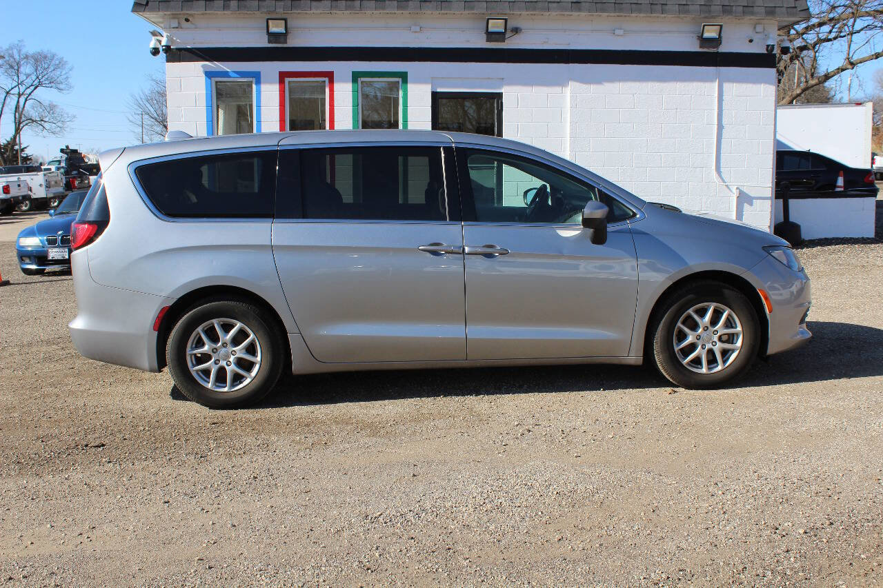 Used 2019 Chrysler Pacifica LX image 4