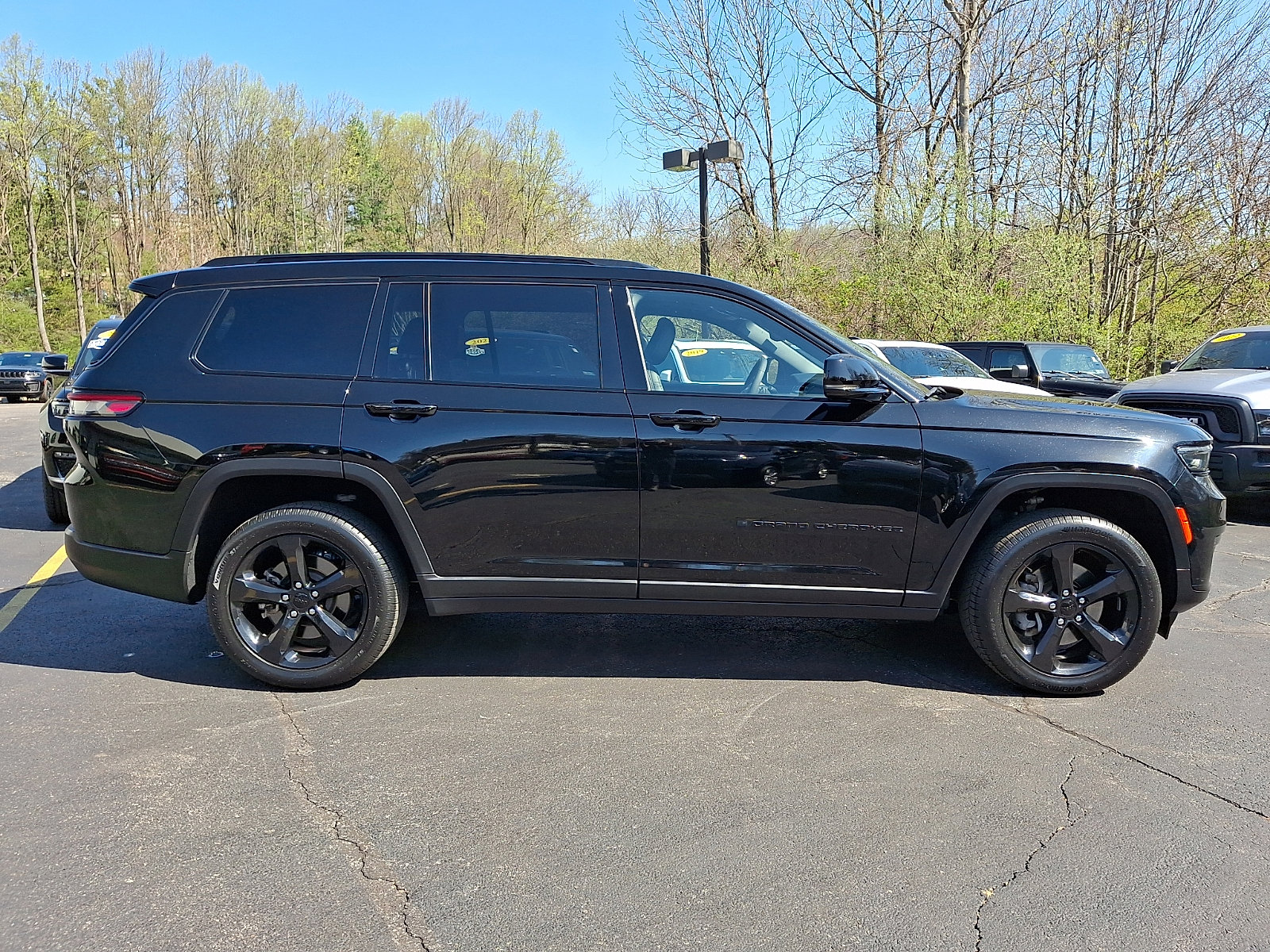 Used 2023 Jeep Grand Cherokee L Laredo image 7